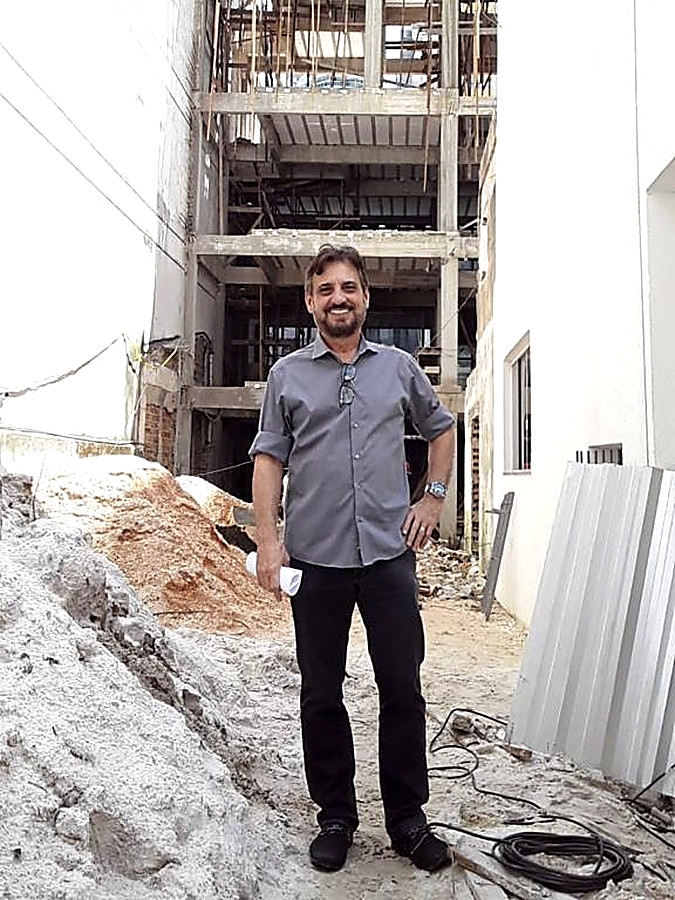 Adilson Machado, engenheiro responsável da Projex Construtora, em obra