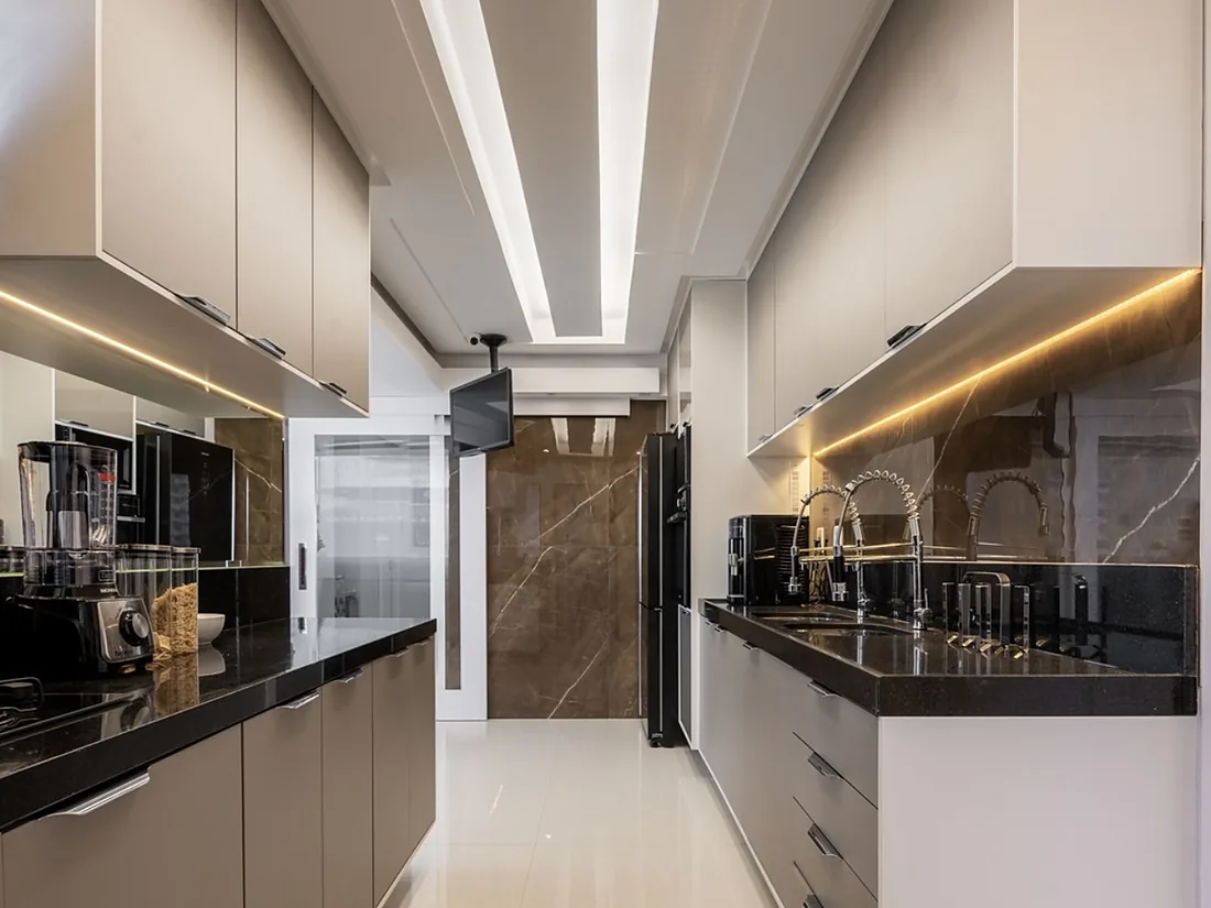 Cozinha planejada com bancada em granito preto
