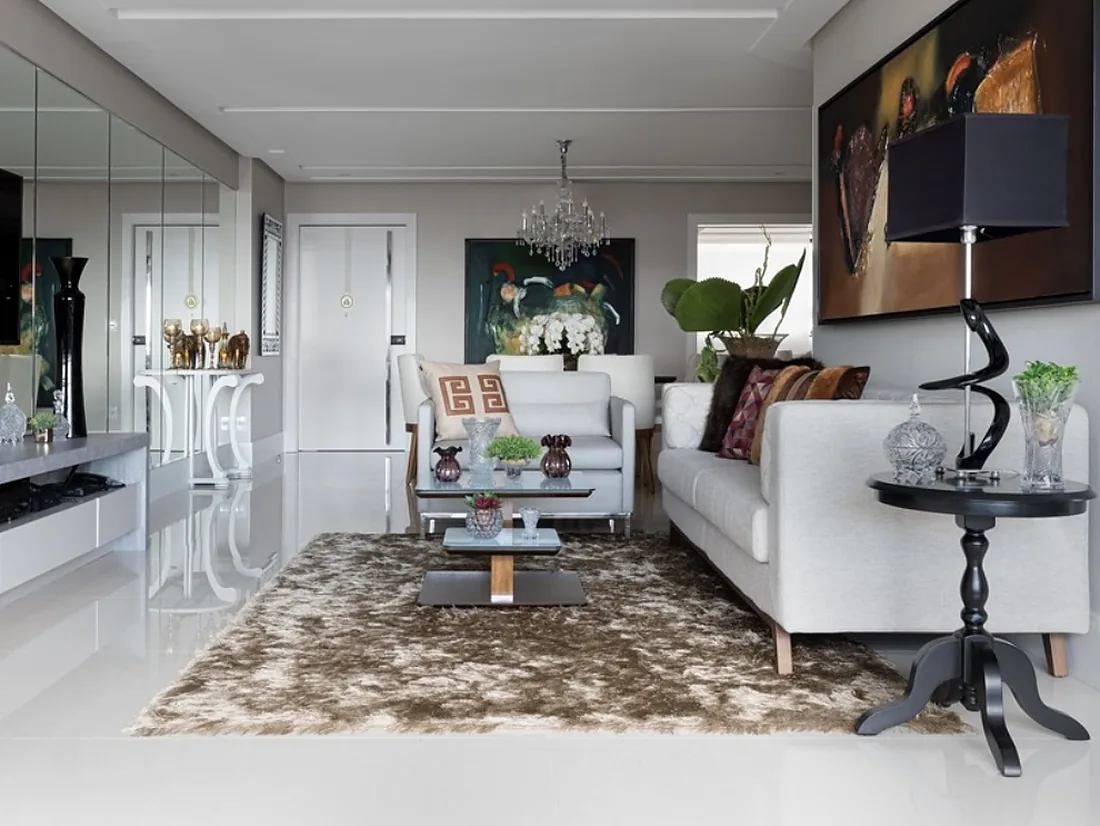 Sala de estar integrada com porcelanato polido e lustre