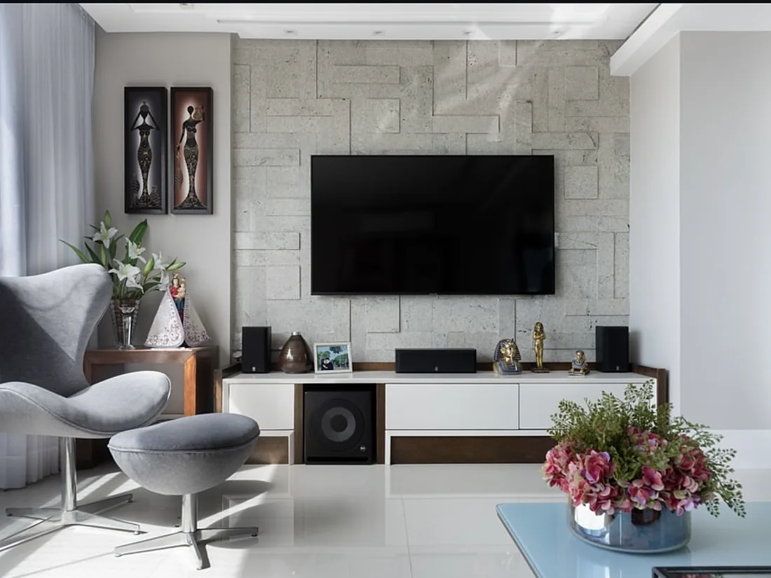 Home theater com painel de pedra natural