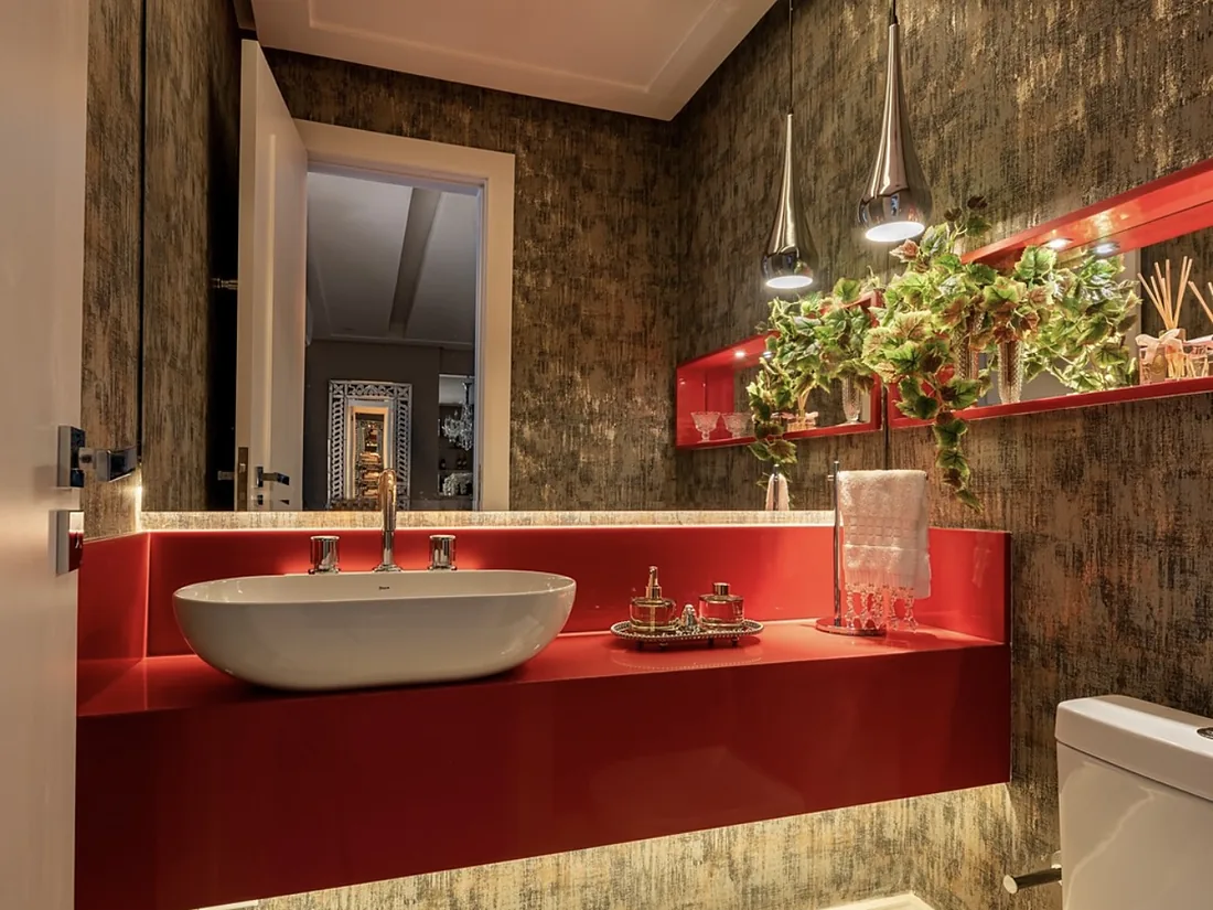 Lavabo com bancada laqueada e iluminação embutida